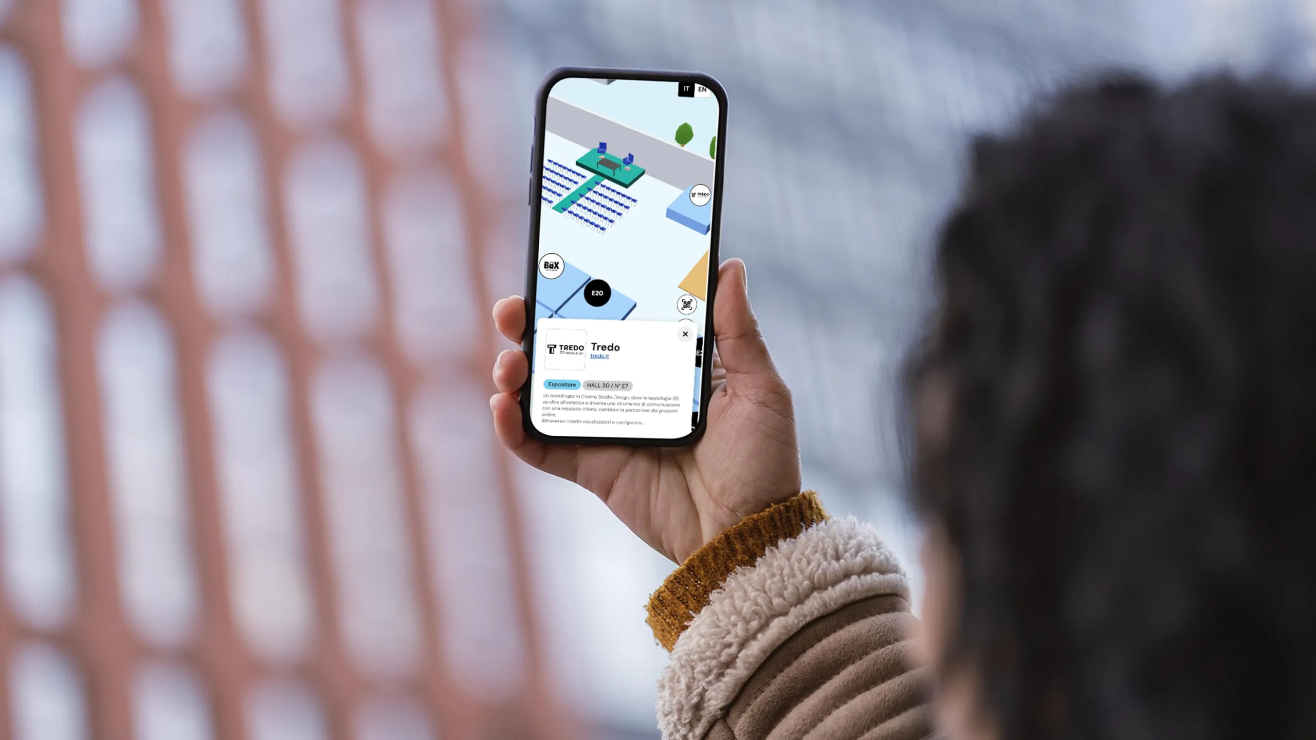 Primo piano di una mano che utilizza la mappa 3D interattiva del WMF su smartphone